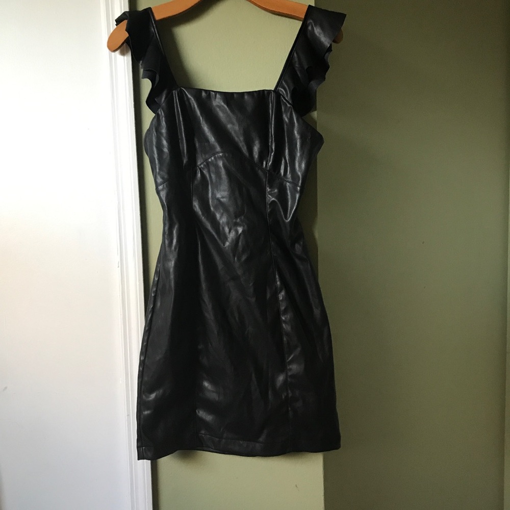 NWT Essue Women’s Faux Leather Cut Out Tie Back dress Small - Picture 8 of 10